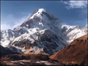 Kazbek jeden z najwyższych szczytów Kaukazu na granicy Gruzji w zimowej scenerii