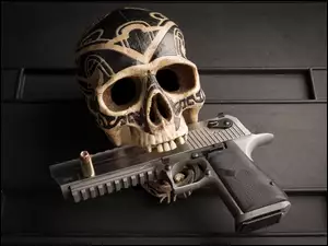 Pistolet i czaszka