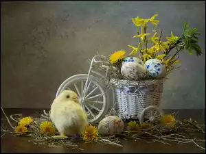 Ozdoba z kurczakiem i kolorowymi jajkami na Wielkanoc