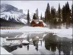 Dom nad jeziorem zimą