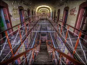 Korytarz ze schodami w więzieniu