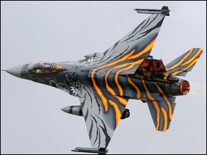 Maskowani, MyĹliwiec, F-16