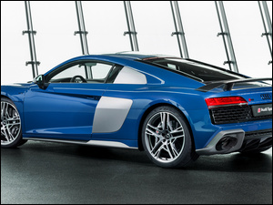 Niebieskie Audi R8 bokiem