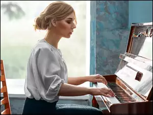 Dziewczyna grająca na pianinie
