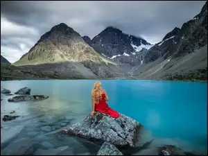 Kobieta, Chmury, Jezioro, Góry, Kamienie