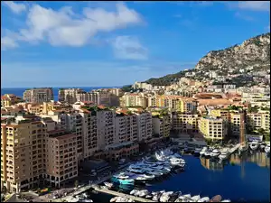 Domy i przystań w Monako na tle nieba