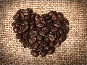 Ziarna kawy ułożone w kształcie serca