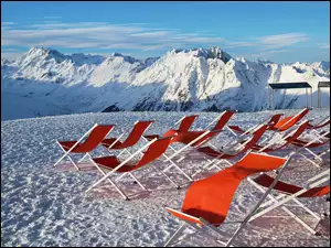 Zimowe austriackie Alpy z leżakami