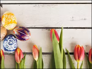 Kolorowe pisanki i tulipany wiosenne