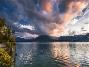 Chmury nad jeziorem Thun Szwajcaria