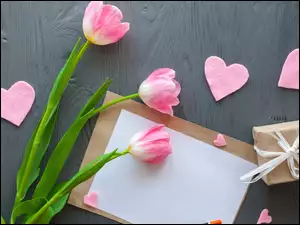 Różowe serduszka z tulipanami i prezentem