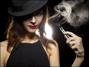 Kobieta z elektrycznym papierosem