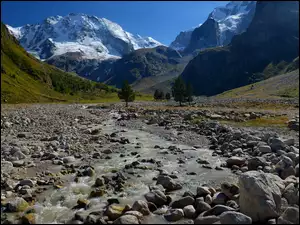 Górski potok na kamieniach