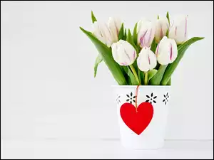 Serce zawieszone na wiaderku z tulipanami