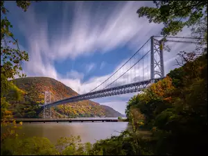 Niebo, Rzeka Hudson River, Drzewa, Nowy Jork, Most Bear Mountain Bridge, Góry, Stany Zjednoczone, Purple Heart Veterans Memorial Bridge