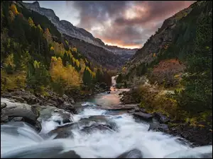Pireneje, Góry, Drzewa, Park Narodowy de Ordesa y Monte Perdido, Rzeka, Lasy, Hiszpania, Kamienie
