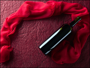 Butelka wina przy czerwonym szaliku