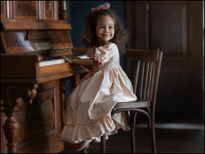 Dziewczynka przy pianinie