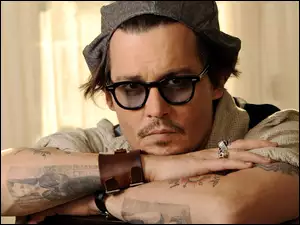 Johnny Depp w czapce i okularach