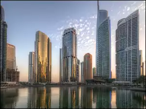 Wieżowce nad wodą w Dubaju