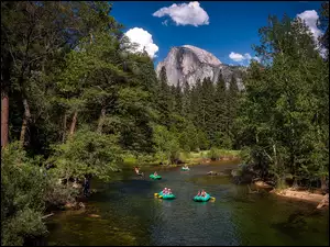 Szczyt Half Dome i rzeka Merced River w Parku Narodowym Yosemite