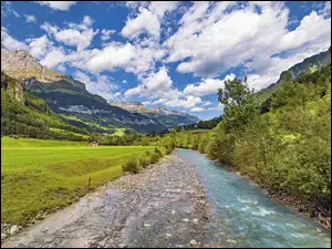 Rzeka w dolinie Linth w Szwajcarii
