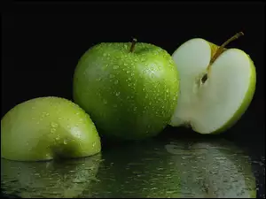 Zielone jabłuszka z kroplami wody