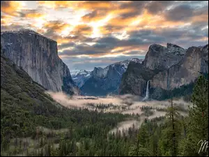 Chmury, Kalifornia, Drzewa, Dolina, MgĹa, Park Narodowy Yosemite, GĂłry, Stany Zjednoczone, Yosemite Valley