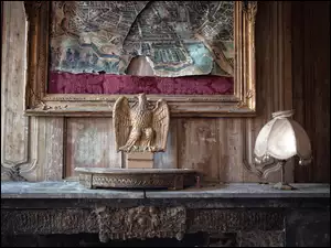 Zniszczona mapa w ramie rzeźba orła i lampka