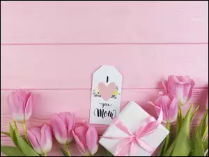 Różowe tulipany i prezent na Dzień Matki