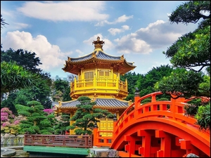 Złoty Pawilon i czerwony mostek a ogrodzie Nan Lian Garden w Hong Kongu
