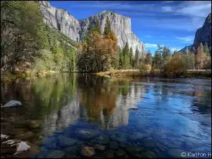 Dolina Yosemite Valley w łańcuchu górskim Sierra Nevada w Kaliforni