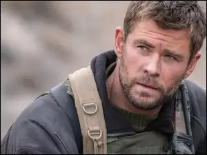 Chris Hemsworth w kadrze z filmu Dwunastu odważnych