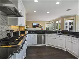 Pomieszczenie kuchenne z meblami