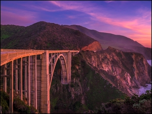 Region Big Sur, Most Bixby Creek Bridge, Morze, Kalifornia, WybrzeĹźe, ZachĂłd sĹoĹca, Stany Zjednoczone, GĂłry