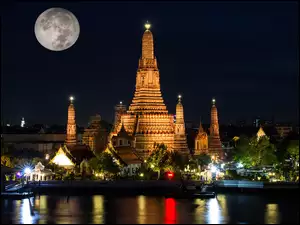 Świątynia Świtunad rzeką Menam w Bangkoku