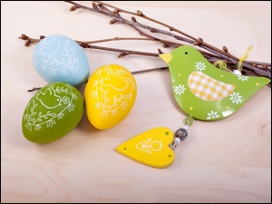 Wielkanocna dekoracja z pisankami i ptaszkiem z serduszkiem