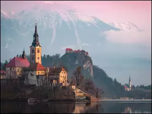 Alpy Julijskie niedaleko jeziora i kośioła w Słoweni