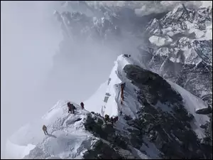 Alpiniści na szczycie góry