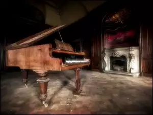 Wnętrze ze starym fortepianem i kominkiem