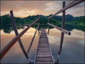 Drewniany pomost na jeziorze Szkoderskie w Czarnogórze