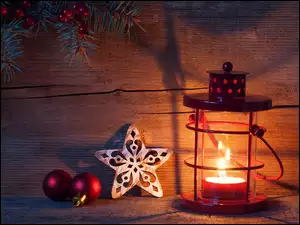 lampion z świecą i bombkami w kompozycji świątecznej