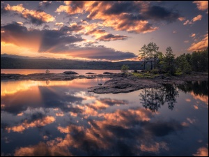 Jezioro w Norwegii o zachodzie słońca