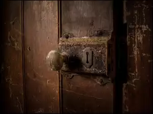 Stary zardzewiały zamek w drzwiach