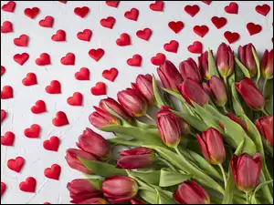 Bukiet czerwonych tulipanów z serduszkami