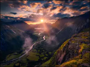 Góry i doliny o wschodzie słońca