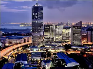 Wieżowce w Singapurze z widokiem na port