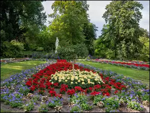 Rabaty ogrodowe i rzeźba w parku Sanssouci w Poczdamie w Brandenburgii