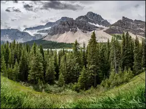 Góry, Jezioro Bow Lake, Kanada, Park Narodowy Banff, Prowincja Alberta, Chmury, Drzewa