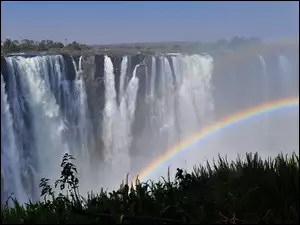 Tęcza na wodospadzie Victoria Falls w Parku Narodowym Zimbabwe